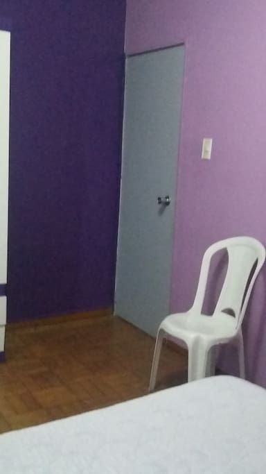 A entrada do quarto, a porta tem chave.