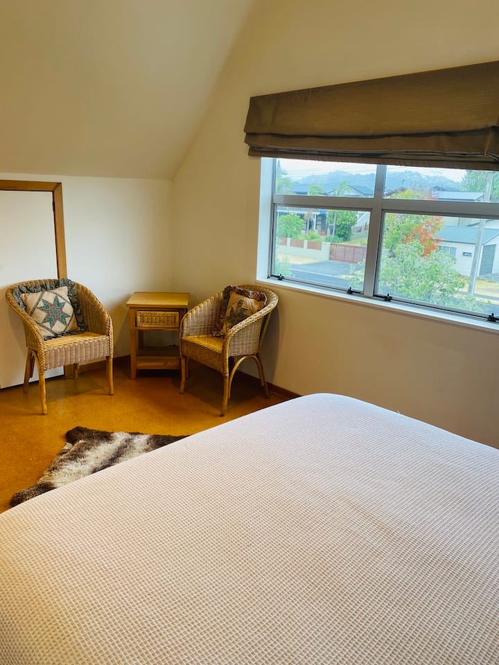 Მაღლა, მთავარ საძინებელში.