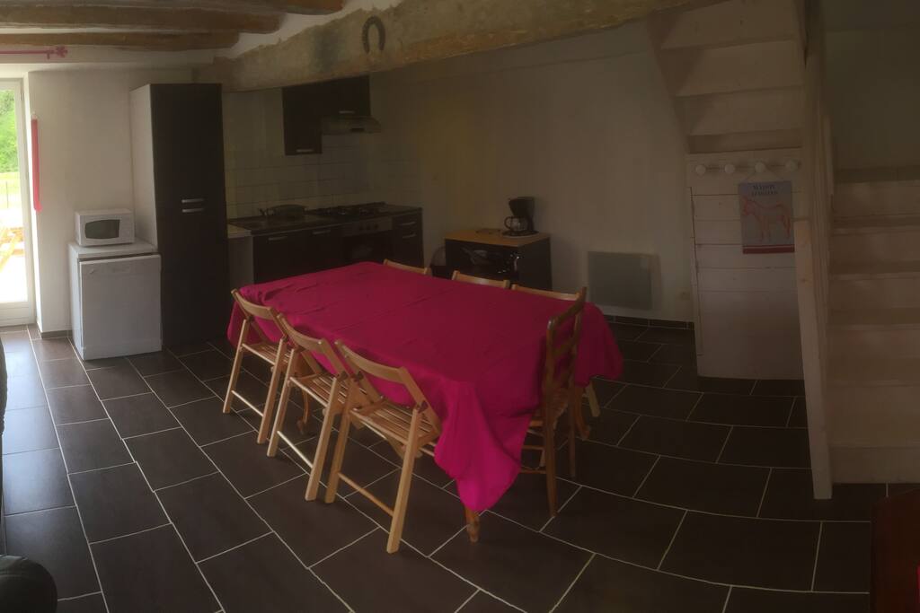 Une cuisine toute équipée avec lave vaisselle, frigo-congélateur, micro-onde et four traditionnel, 4 feux gaz... bref, on peut concocter de bons plats ! La table à rallonges permet d'accueillir facilement une bonne dizaine de voyageurs !