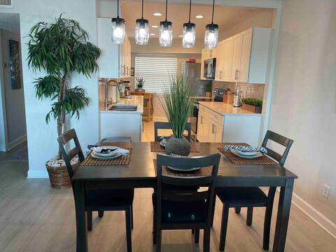 Renovated Beachside Condo, 2bed/2bath with Balcony