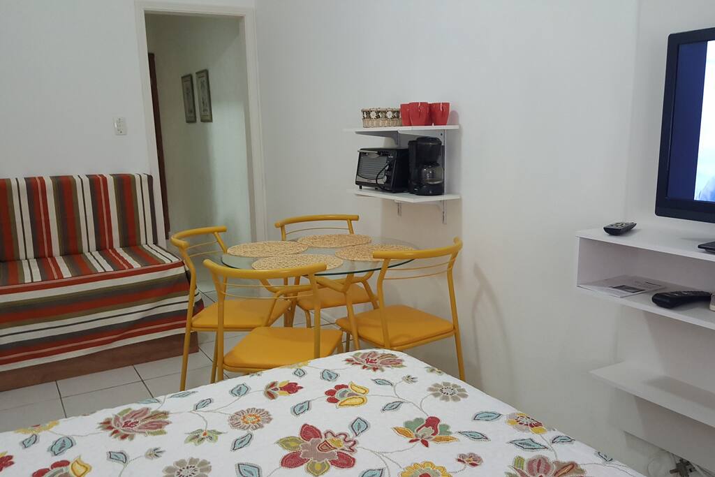 quarto - detalhe da mesa de jantar e sofá