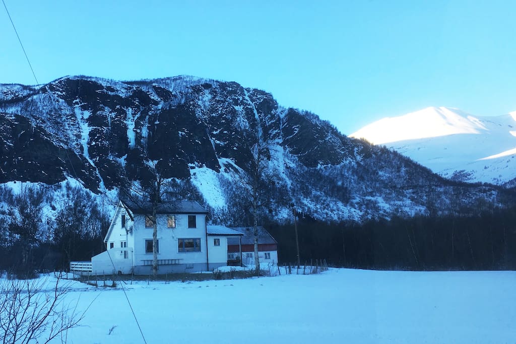The house Nordahl is lokated IN Kvalvik , close to Lyngsalpene. The mountain Goalsevarre in the background.