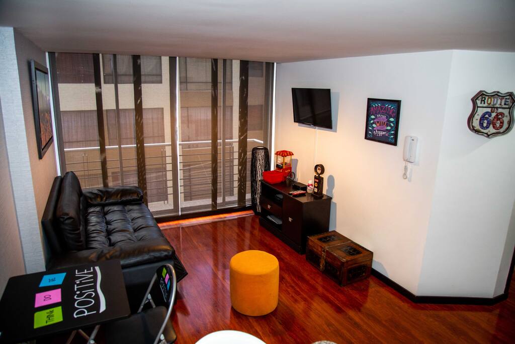 Amplia y cómoda sala, cuenta con balcón.