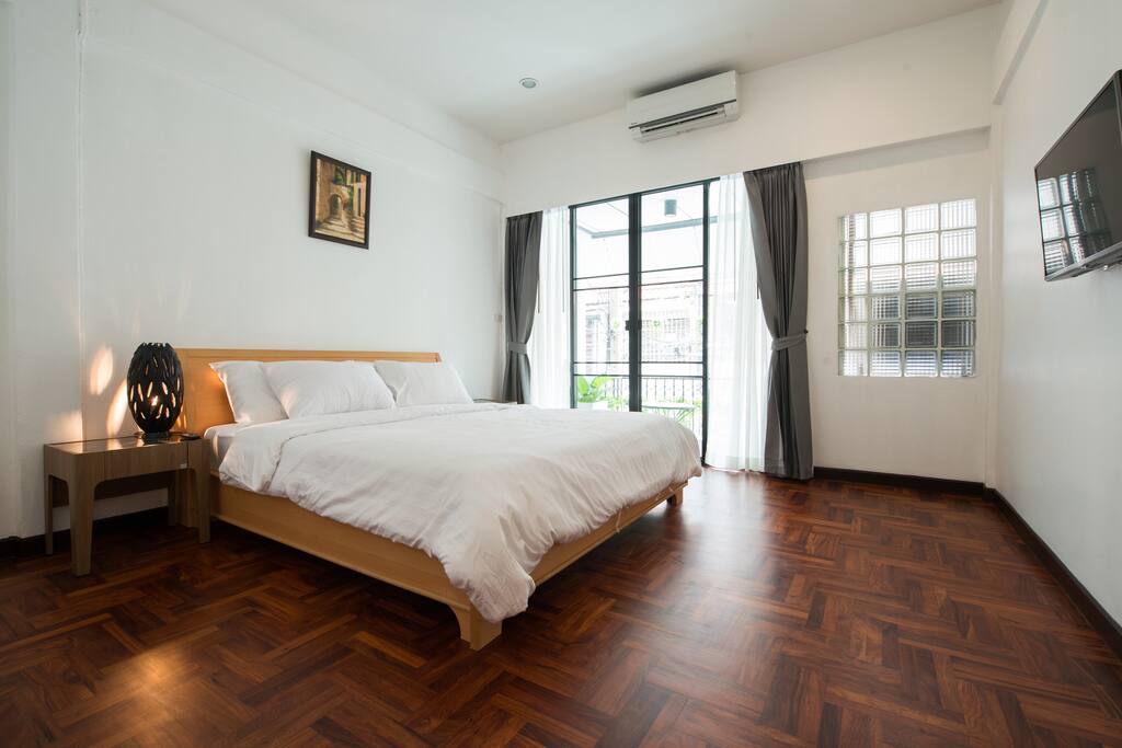 Room 2A:Comfortable King size bedroom with balcony.