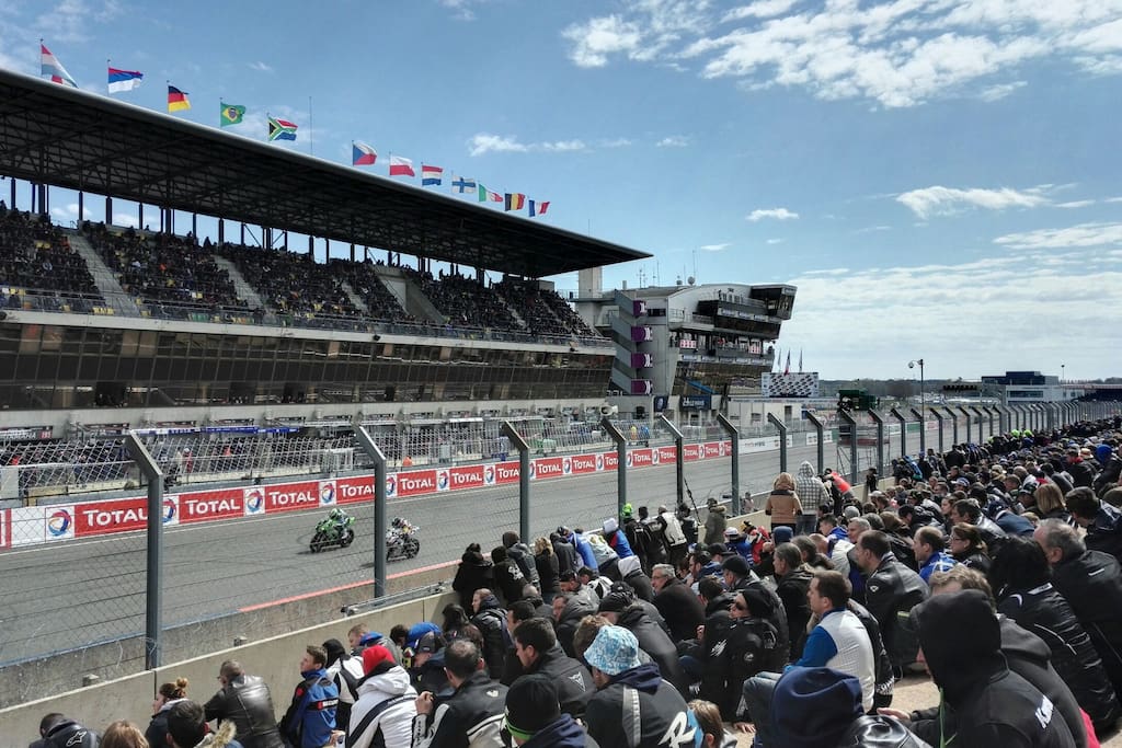 Ligne droite des stands -
Circuit des 24H du Mans