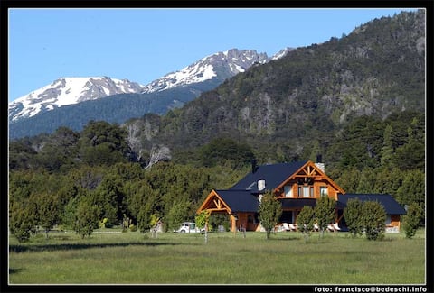 Radal House, a few meters from the lakeshore