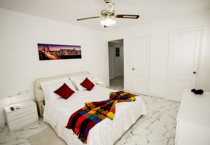 suite:  con  armario grande empotrado con sus perchas, colchon matrimonial made en Italia,split,caja fuerte, tv plasma,minibar,ventilador de techo.