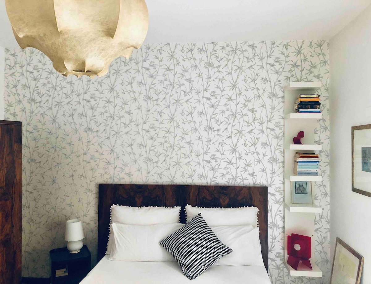 “El departamento tiene muchos servicios. Cama grande y cómoda. Realmente un hogar lejos de casa" de Linsha  