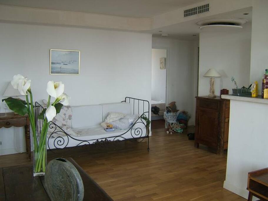 1re chambre au fond..