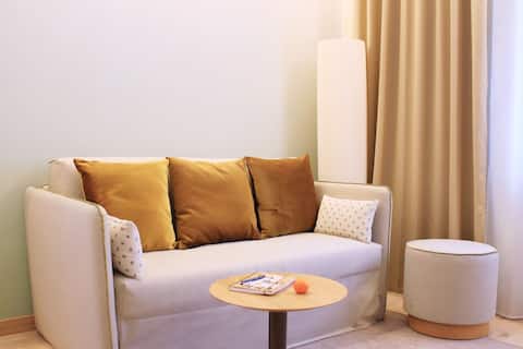 Beliebte Airbnb-Anzeige: Apartment "Rosa" (2 rooms) designed by Matteo Thun in Am Schlachthof