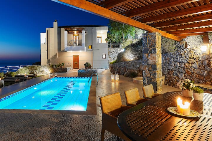 Villa Pitho – Only 600m from the beach