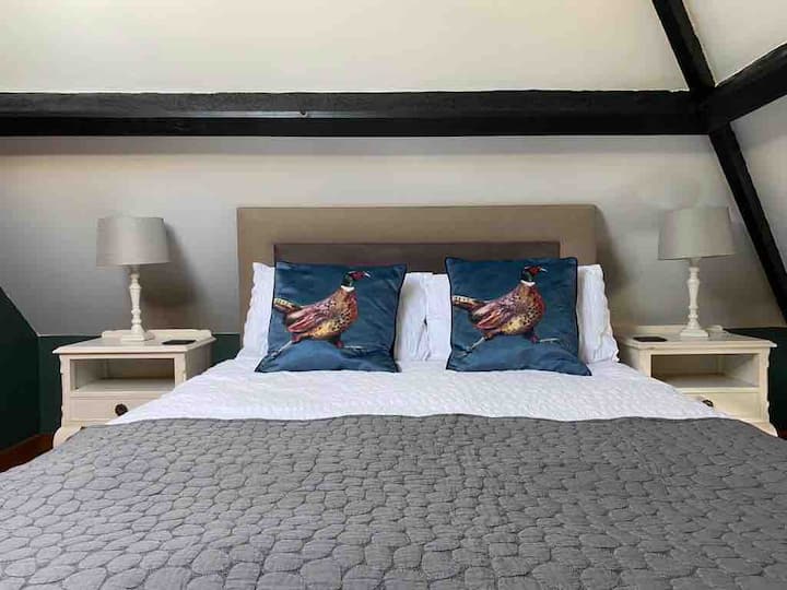 Na poschodí dvojlôžková spálňa 