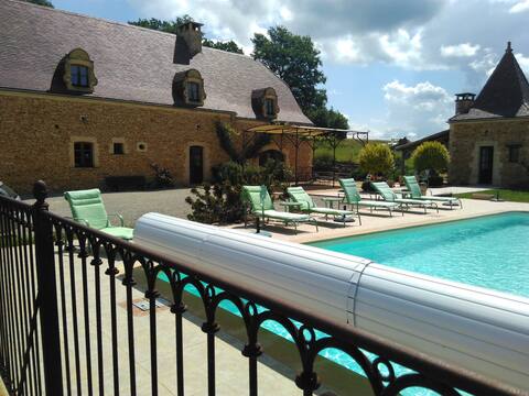 Villa in the heart of the Black Perigord and heated pool
