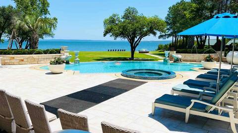 Beautiful lakefront private resort home, Lake LBJ