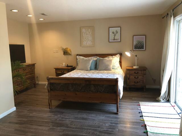SFO/BART Large bedroom private bathroom Millbrae