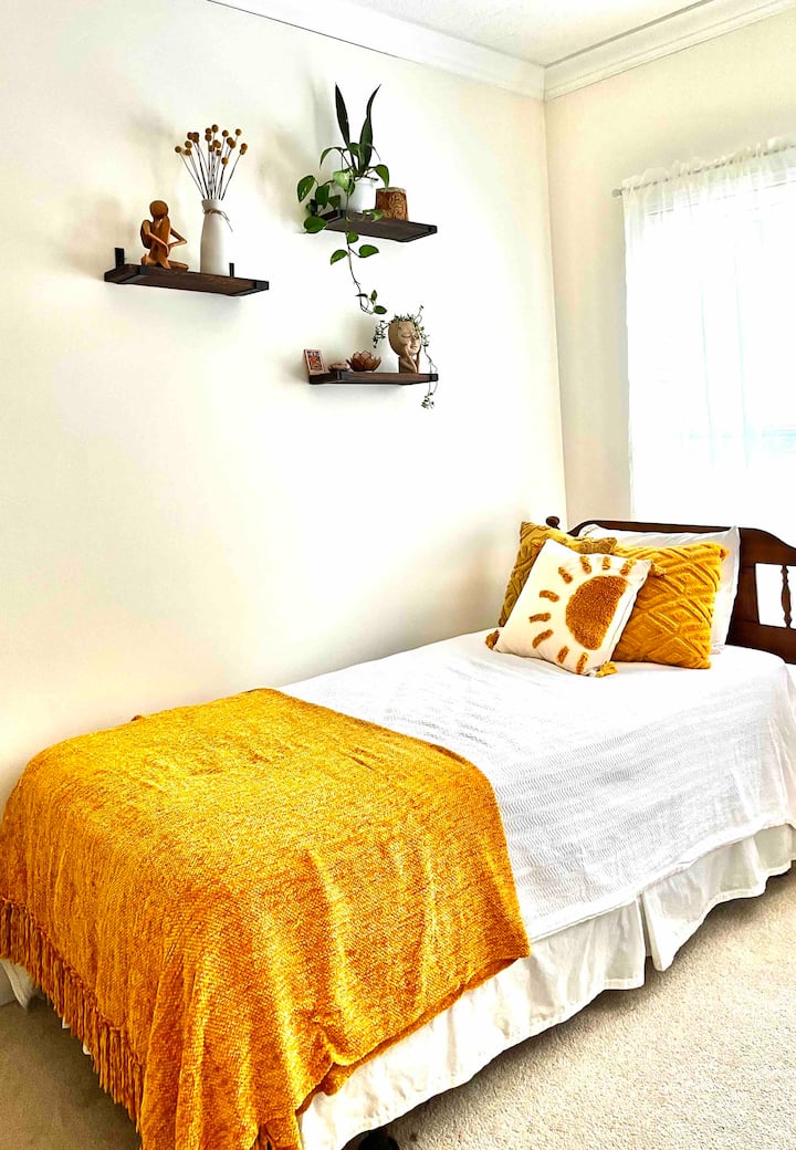 Downstairs bedroom with 2 twin beds.