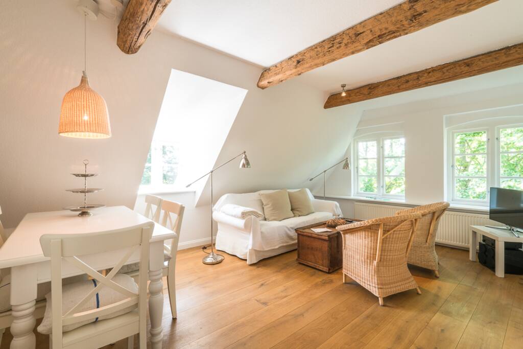 Wohnbereich mit Esstisch, Sofa, 2 Korbsesseln, Fernseher