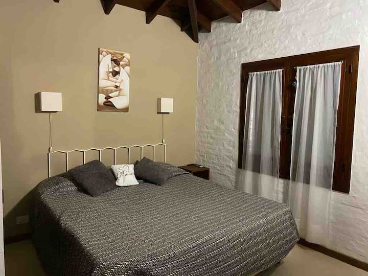 غرفة نوم رئيسية بسرير كبير