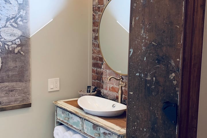 Downtown Contemporary Getaway Waterview Room 3 Muskegon Mi Airbnb