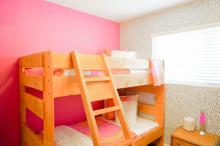 Peace and love to all who enter the double bunk room... sleeps 4