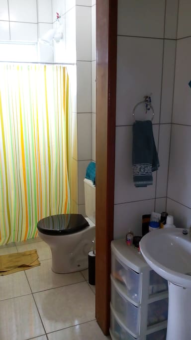 Banheiro e lavabo, sendo o lavabo externo.