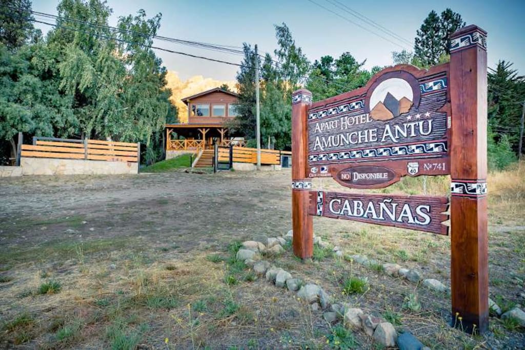 El Apart Hotel esta ubicado al pie del cerro Piltriquitron