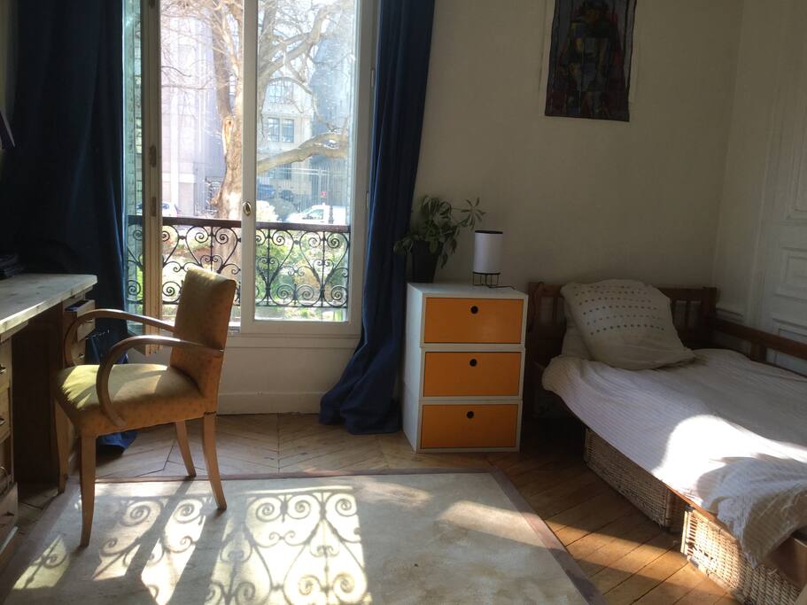 Une chambre 1 personne, plein sud, sur le square devant le Collège de France
