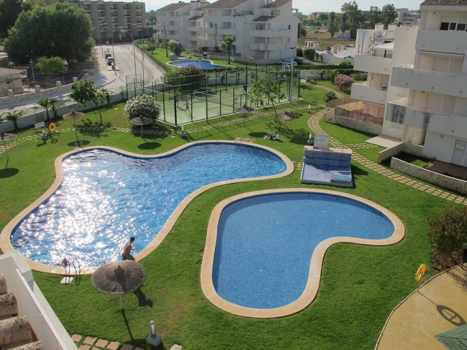 Piscinas y pista de pádel