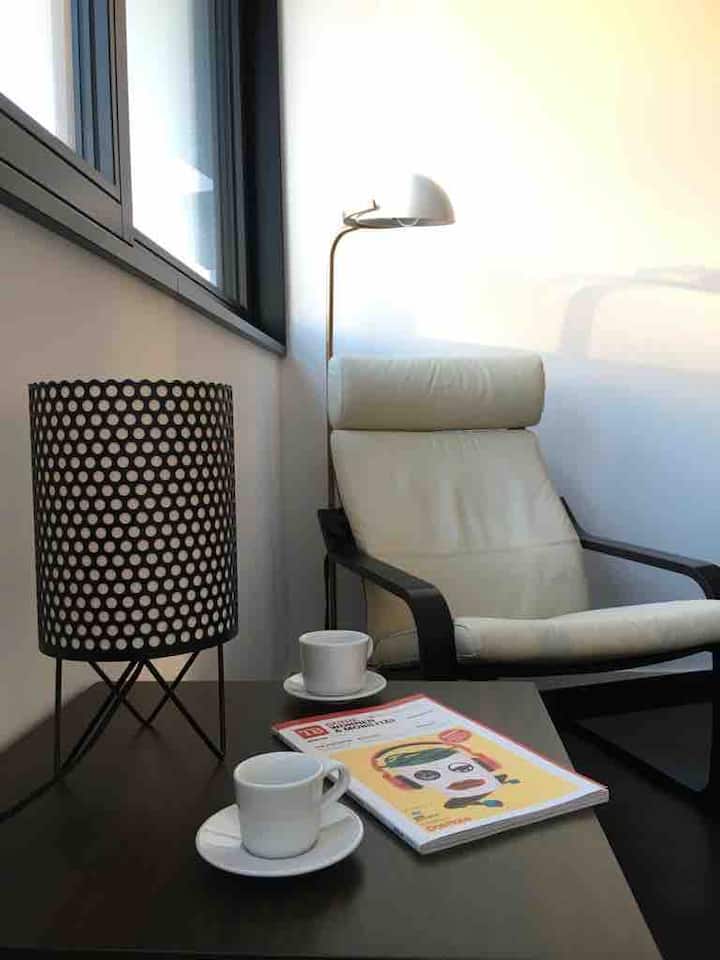 Hora del café junto a la ventana