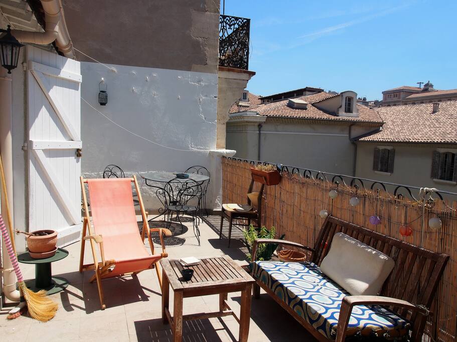 terrasse donnant sur les toits du conservatoire et le clocher du théâtre des Bernardines