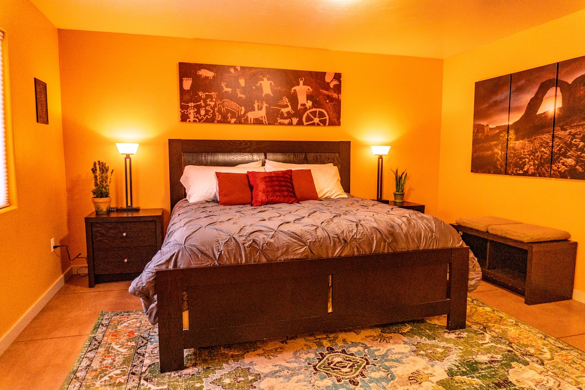 เตียงขนาดคิงไซส์ในห้องนอนใหญ่ชั้นหลักที่กว้างขวาง