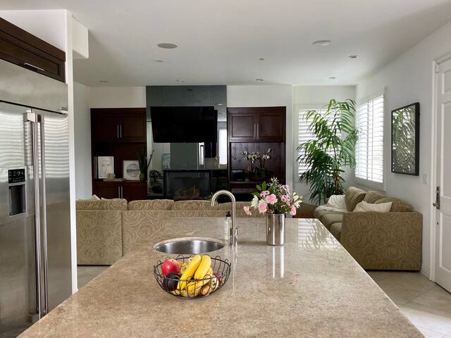 Stunning 4bd 5 bath Canal Front Home with Elevator gallery image 4