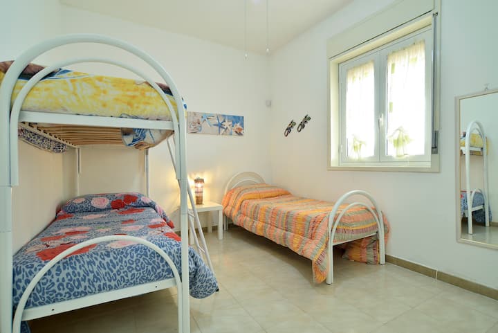 спална соба 3 единечни кревета