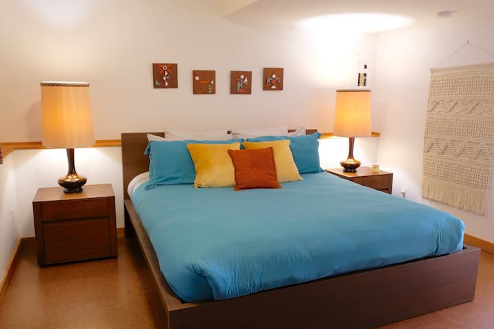 Bedroom with new king size mattress & cable TV