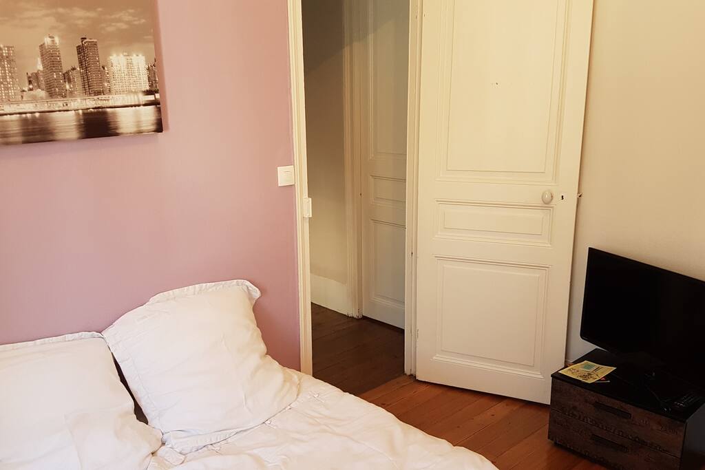 La chambre avec une TV (reliée à la freebox et indépendante) et de la documentation sur le tourisme en Picardie.