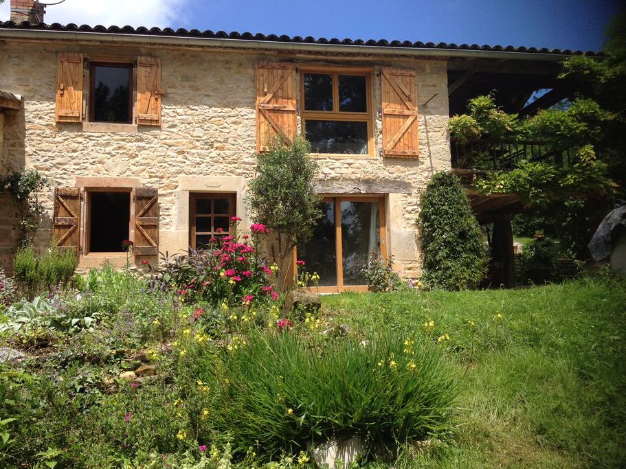 Vue de face de la maison (exposée au Sud)/ Front view (south)