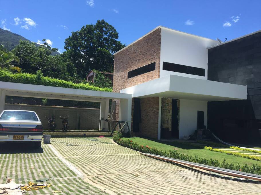 Parqueadero para 6 vehículos