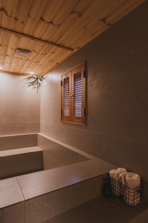 Interlined Wave: Private Space in Jacuzzi and Garden