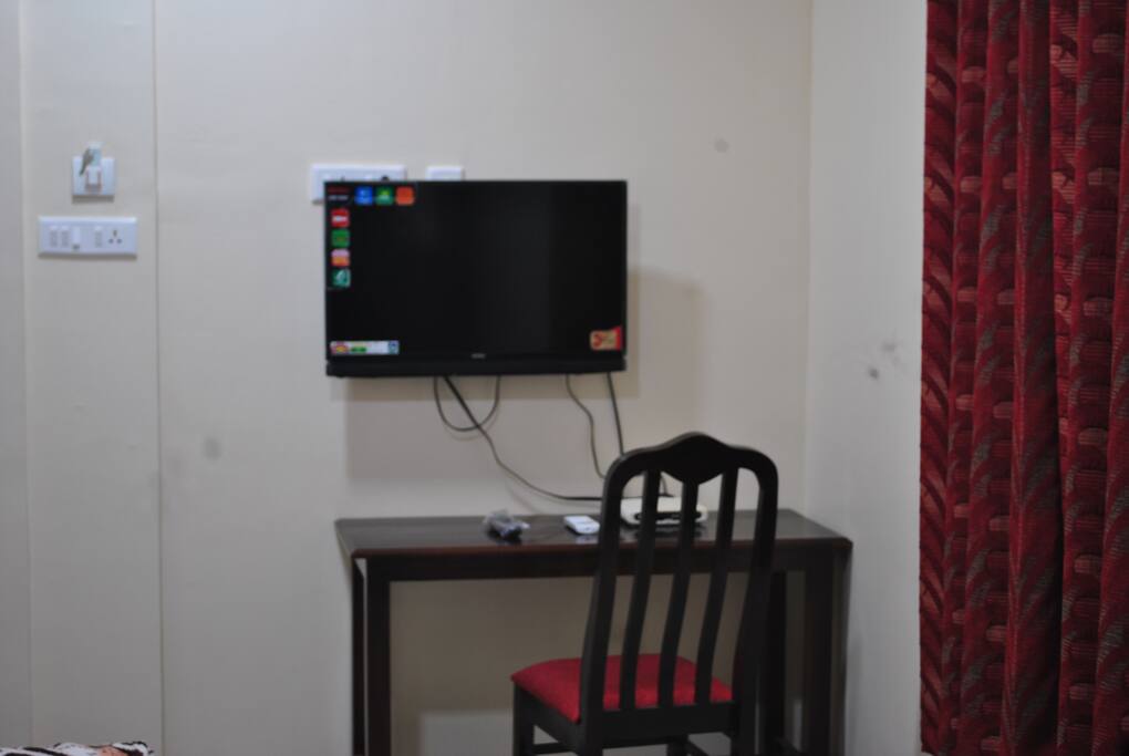 Led tv. Writing desk