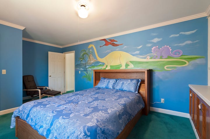 ห้องนอน #2 เตียงควีนไซส์ภาพจิตรกรรมฝาผนังไดโนเสาร์บนผนัง