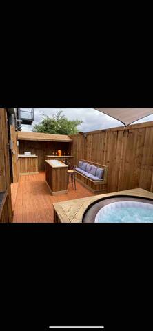 Hot Tub and Bar, Conv warehouse Slps 16 (35) Mcr gallery image 5