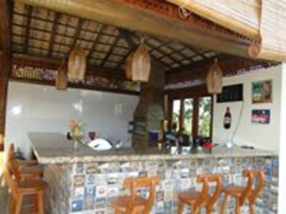 área de churrasqueira, com cozinha completa e armários