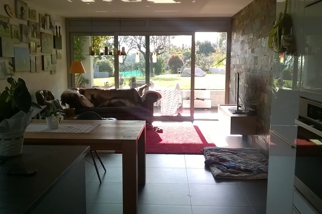 The living room with view into the garden