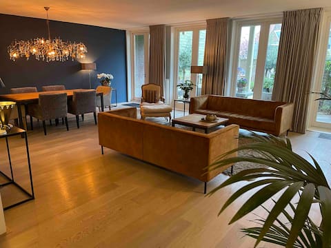 Successful Airbnb property: 115 m2 apartment with garden 200m from the beach in Wijk 07 Scheveningen