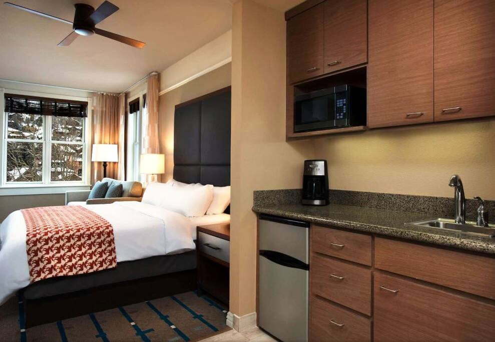 Bedroom with Efficiency and Table