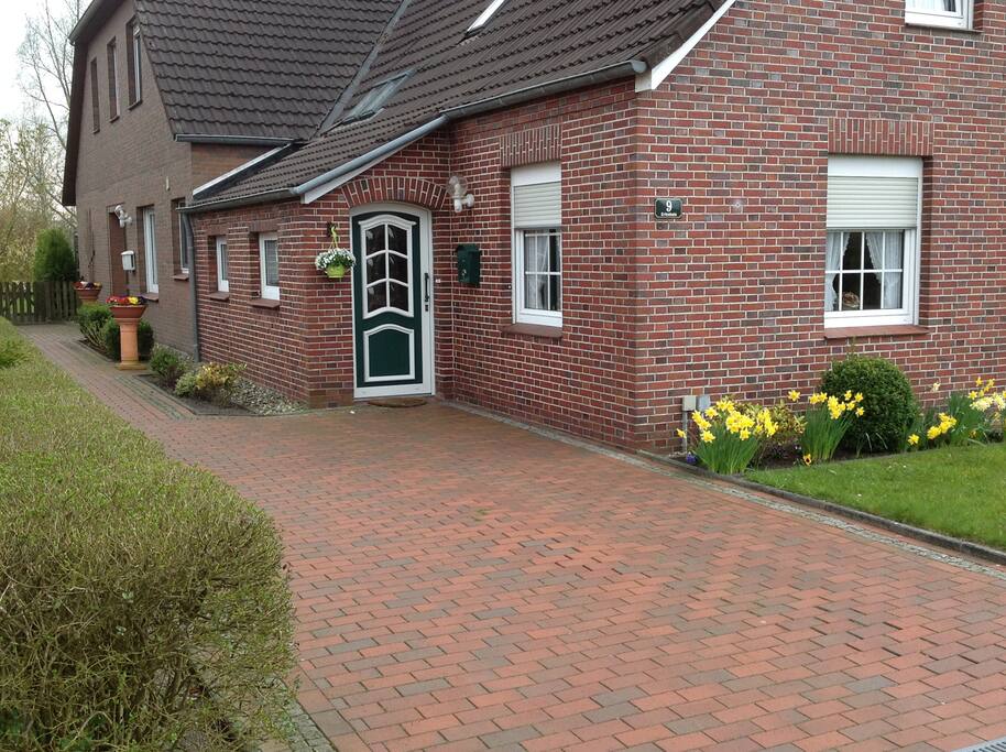 Eingang mit Parkplatz