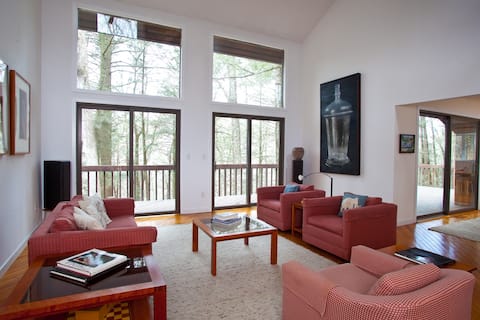 The Treehouse- Modern Home in the Woods