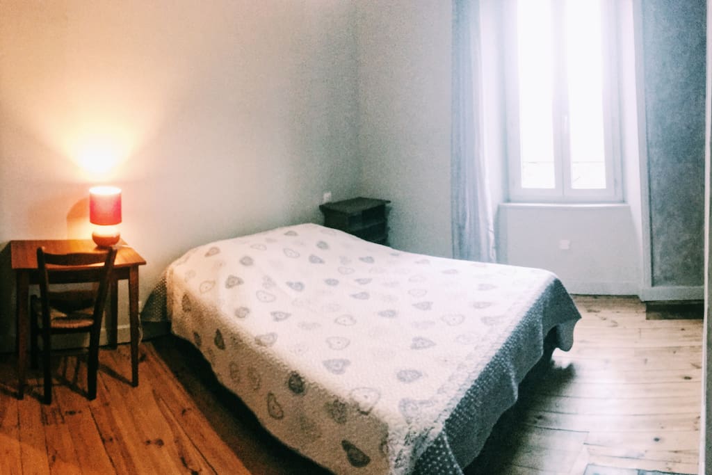 Deuxième chambre, lit double + rangements