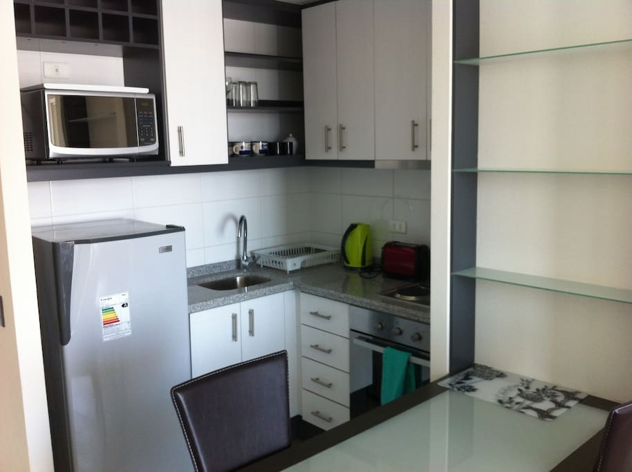 Cocina y Horno Eléctrico , Hervidor de Agua , Tostadora de Pan, Refrigerador , Microondas y Vajilla