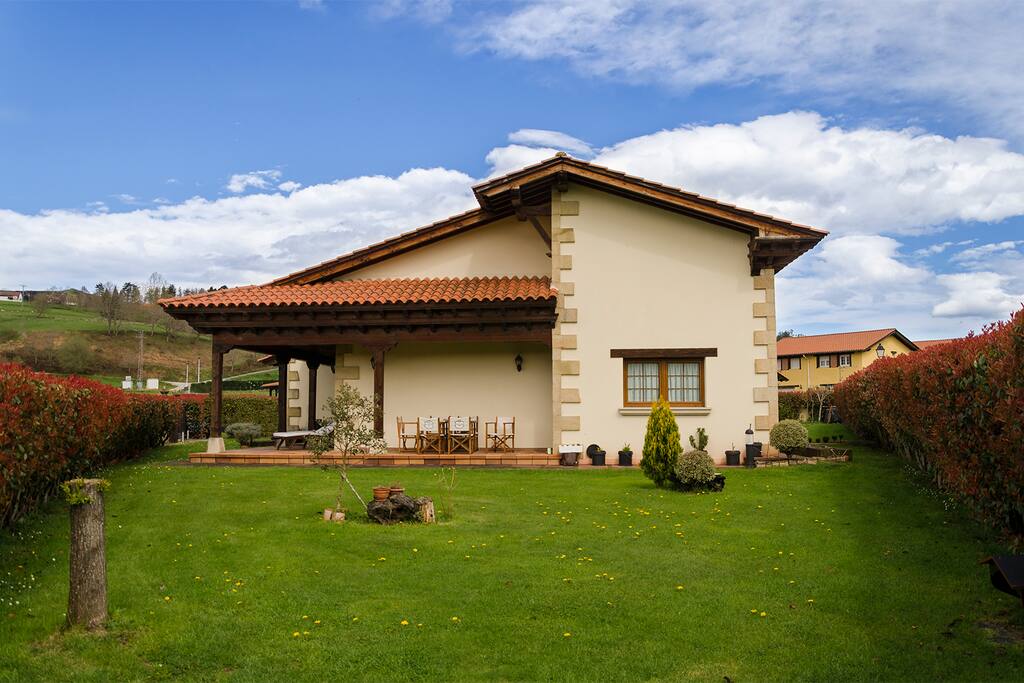 Jardín trasero con comedor exterior